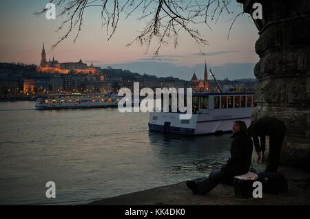 Buda et Pest, Ungheria - 09/04/2010 - Buda et Pest, Ungheria - Soleil couchant sur le Danube. - Sylvain Leser / le Pictorium Foto Stock