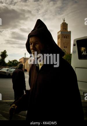 Marocco, Marrakech - 16/01/2012 - - passando davanti alla Koutoubia della piazza Jemaa El Fna - Sylvain Leser / le Pictorium Foto Stock
