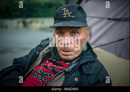 Merde in Francia - 15/07/2013 - Francia / Ile-de-France (regione) / Parigi - Jean-Michel il vecchio uomo tramp, che vive in pieno crocevia della Place Vaubuert della stazione di Austerlitz in estate, 2013, e per più di un decennio - Sylvain Leser / le Pictorium Foto Stock