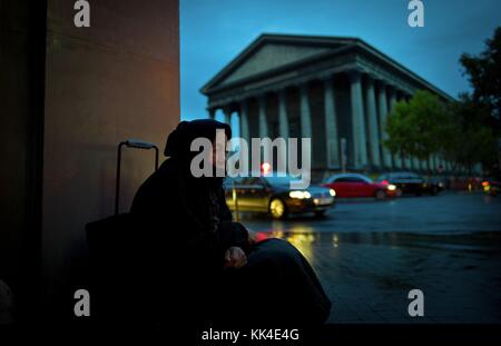 Miseria urbana - 21/09/2012 - - 78 anni Stephana Living Place de la Madeleine - Sylvain Leser / le Pictorium Foto Stock