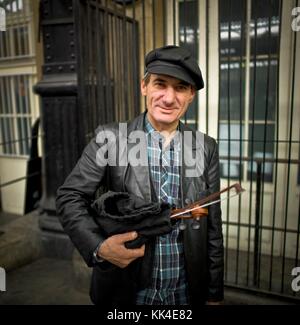 Urban Poverty, Railway Musicien - 21/04/2012 - - Urban Poverty, Railway Musicien - Adrien musicista rumeno, che da oltre quindici anni vive in Francia, suonando il violino nella periferia occidentale, si allena dalla Gare Saint Lazare. - Sylvain Leser / le Pictorium Foto Stock