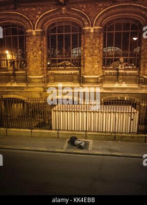 Monumenti di Parigi - 16/11/2012 - - i senzatetto di Parigi Monumenti - senzatetto che dorme nel freddo davanti al museo di storia naturale nel giardino botanico di Parigi - Sylvain Leser / le Pictorium Foto Stock