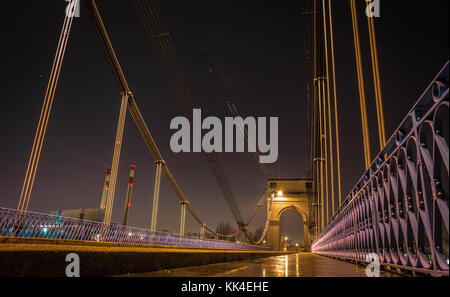 Ponti - 02/12/2012 - - Ponti - il Ponte del porto-per-l'inglese è un sospeso con cavi di sospensione ponte tra alford e Vitry-sur-Seine utilizzato da auto e pedoni per attraversare la Senna. la mattina presto in caduta, uno squat per i gabbiani. - Sylvain leser / le pictorium Foto Stock