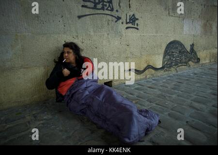 Povertà urbana - 11/05/2012 - - povertà urbana - Hamis che oggi vive sotto il Pont Louis-Philippe. - UN tocco di follia la fa cercare l'anima di un certo Dominique-Francois che accompagna la sua vita, come tale un sogno fin dalla sua infanzia tra Alessandria in Egitto e Spagna - Sylvain Leser / le Pictorium Foto Stock