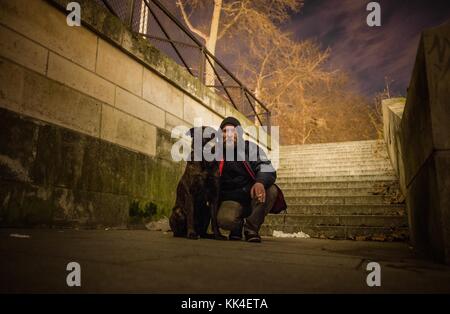 Povertà urbana - 12/12/2012 - - - Alexander e il suo cane, 43 anni, 15 anni di vita per strada. È stata una settimana che si è stabilita in questo quartiere. - sotto il Pont Charles de Gaulle vicino alla Gare d'Austerlitz - Sylvain Leser / le Pictorium Foto Stock