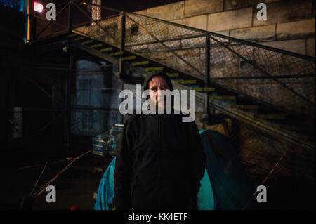 Povertà urbana - 12/12/2012 - - - Alexander e il suo cane, 43 anni, 15 anni di vita per strada. È stata una settimana che si è stabilita in questo quartiere. - sotto il Pont Charles de Gaulle vicino alla Gare d'Austerlitz - Sylvain Leser / le Pictorium Foto Stock