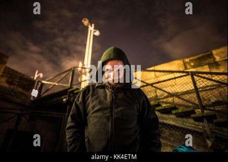 Povertà urbana - 13/12/2012 - - - Alexander e il suo cane, 43 anni, 15 anni di vita per strada. È stata una settimana che si è stabilita in questo quartiere. - sotto il Pont Charles de Gaulle vicino alla Gare d'Austerlitz - Sylvain Leser / le Pictorium Foto Stock