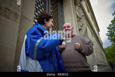 Un pomeriggio di giorno Maraude con il primo soccorso sociale - 15/05/2012 - - l'aiuto di estremamente precario con gli stakeholders Samusocial. - Emilie portare caffè caldo a scaldare Alain - Sylvain Leser / le Pictorium Foto Stock