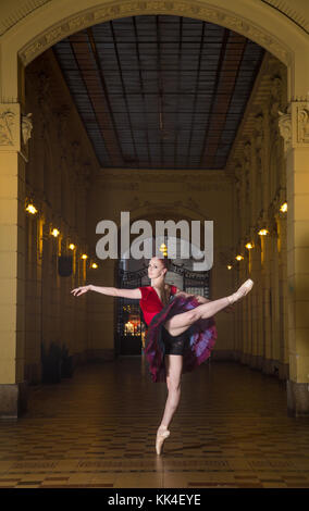 Ballerina Natalia Horsnell facendo un arabesco di Oktogon pubblico passaggio urbano a Zagabria in Croazia. Foto Stock