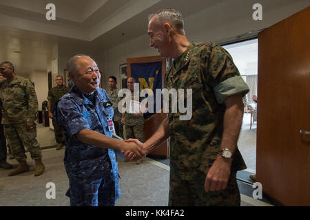 Joseph F. Dunud Jr., Presidente dei Capi di Stato maggiore, incontra il Capo di Stato maggiore della forza di Autodifesa giapponese, ADM. Katsutoshi Kawano, prima di una riunione trilaterale presso la sede USPACOM. La sessione è stata la quinta tra i più alti ufficiali militari statunitensi, ROK e giapponesi dal luglio 2014. I leader hanno discusso iniziative multilaterali e bilaterali volte a migliorare l’interoperabilità e la disponibilità, nonché i recenti test nucleari e missilistici balistici a lungo raggio della Corea del Nord e hanno convenuto di rispondere con fermezza agli atti in pieno coordinamento tra loro. Sordi imprevisti Foto Stock