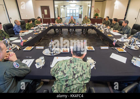 Comandante delle forze americane Corea, Gen. Vincent K. Brooks, Presidente degli Stati Uniti dei capi di Stato maggiore, Gen. Joseph F. Dunud Jr., Capo di Stato maggiore della forza di autodifesa giapponese, ADM. Katsutoshi Kawano; Repubblica di Corea (ROK) Presidente dei capi di Stato e di Stato maggiore, Gen. Jeong Kyeong-doo, Comandante, comando del Pacifico degli Stati Uniti (USPACOM), ADM. Harry Harris, e il comandante delle forze USA Giappone, il Gen. Jerry P. Martinez si riuniscono per un incontro trilaterale presso la sede principale dell'USPACOM. La sessione è stata la quinta tra i più alti ufficiali militari statunitensi, ROK e giapponesi dal luglio 2014. I leader hanno discusso multilaterali e. Foto Stock