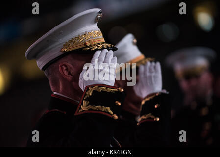 Joseph F. Dunpd, Jr., presidente dei capi di Stato e di governo, E il Gen. Rex G. McMillian, decimo comandante della Riserva delle forze marine e delle forze marine del Nord, rende onore durante le cerimonie ufficiali al Superdome Mercedes-Benz, New Orleans, Louisiana, durante la Riserva delle forze marine degli Stati Uniti ospitò 242nd Marine Corps Birthday Ball 3 novembre 2017. (Foto del DoD da Sgt. Dell'esercito degli Stati Uniti. James K. McCann) Foto Stock