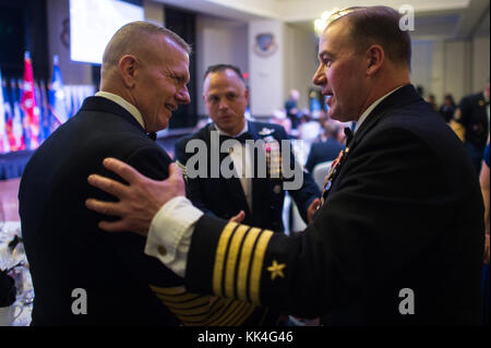 Stati Uniti Air Force Chief Master Sgt. Matteo M. Caruso, comando arruolati Senior leader degli Stati Uniti Comando di trasporto, introduce gli ospiti a U.S. Comando Esercito Sgt. Il Mag. John W. Troxell, arruolati Senior Advisor per il presidente del Comune di capi di Stato Maggiore, DURANTE GLI STATI UNITI Comando di trasporto (USTRANSCOM) trentesimo anniversario sfera di giunzione, Scott Air Force Base, Ill., 6 ott. 2017. USTRANSCOM è un unified, combattente funzionali di comando che fornisce una robusta mobilità strategica capacità in tutto il mondo utilizzando la gente, autocarri, treni, vagoni ferroviari, aerei, navi, i sistemi di informazione e infrastrutture, e Foto Stock