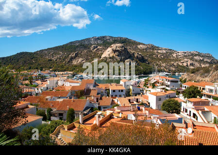 Una vista panoramica di Poltu Quatu, nella famosa Costa Smeralda, Sardegna, Italia, con il suo porticciolo sullo sfondo Foto Stock