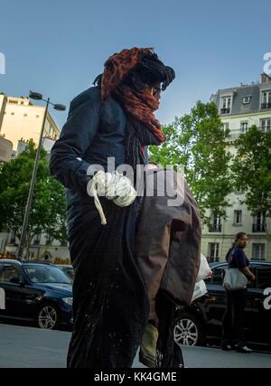 Povertà urbana - 23/07/2012 - - povertà urbana - la triste che ho incontrato alla fine del pomeriggio, vicino alla Torre Montparnasse, all'angolo di Via Gaiete. Quel giorno, non ho avuto molto tempo e cerco sempre di arrivare in tempo per i miei appuntamenti. Vedendo questo uomo con un aspetto e un aspetto sobri, sentii tuttavia la necessità di testimoniare. Per chi, per quello che, mi piace dire per noi, o per coloro che possono essere commossi. Altri, coloro che non vogliono sapere, faranno semplicemente osservazioni insistenti. Sul posto, la prima cosa che ho notato era il suo odore che mi ha sopraffatto. Mi girai Foto Stock