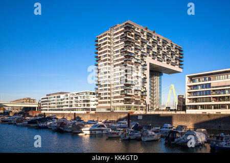 Germania, Colonia, Crane House North al porto di Rheinau, ospita 133 appartamenti di lusso con una superficie totale di 15,000 piedi quadrati su 18 piani, Foto Stock