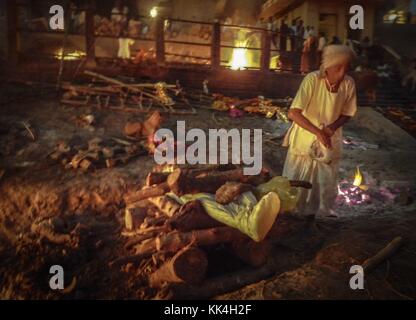 Manikarnika Cremazione a Varanasi - 27/11/2009 - India / Uttar Pradesh / Benares - preparazione di un palo funebre. Manikarnika Ghat è uno dei ghat di Varanasi ed è più conosciuto per essere un luogo di cremazione indù. - Sylvain Leser / le Pictorium Foto Stock