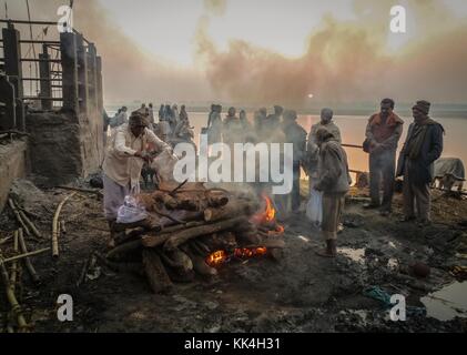 Manikarnika Cremazione a Varanasi - 28/11/2009 - India / Uttar Pradesh / Benares - preparazione di un palo funebre. Manikarnika Ghat è uno dei ghat di Varanasi ed è più conosciuto per essere un luogo di cremazione indù. - Sylvain Leser / le Pictorium Foto Stock