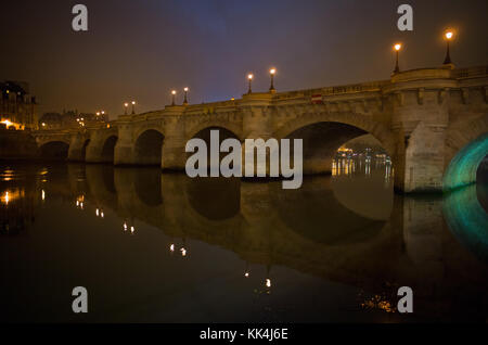 Sotto il ponte - 23/10/2012 - - sotto il ponte - il Pont Neuf è, malgrado il suo nome, il più antico ponte già esistente a Parigi che attraversa la senna alla punta occidentale dell'Ile de la Cite. - Sylvain leser / le pictorium Foto Stock