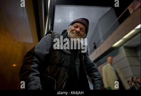 Povertà urbana e monumento nazionale - 04/11/2011 - - senza tetto arco rumeno di difesa,ai piedi dell'arco - sylvain leser / le pictorium Foto Stock