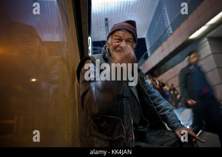 Povertà urbana e il monumento nazionale. - 04/11/2011 - - ioan , rumeno senzatetto sotto il "grande arche". - Sylvain leser / le pictorium Foto Stock