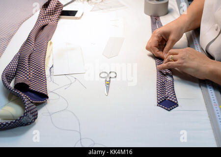 Bourgoin-Jallieu (sud-est della Francia): fatti a mano di Hermes cravatte in Marcel Gandit workshop specializzati nella fotoincisione dei patters destinato fo Foto Stock