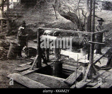 Un Australian Gold Miner a loro pit albero e ingranaggio di avvolgimento circa 1906 . Eventualmente a Tarnagulla, Victoria durante il "Poseidon rush' Foto Stock