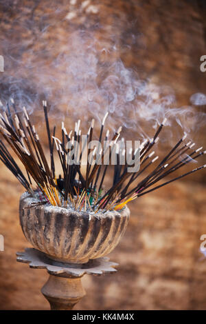 Tradizionale stick di incenso al Tempio di Sri lanka Foto Stock