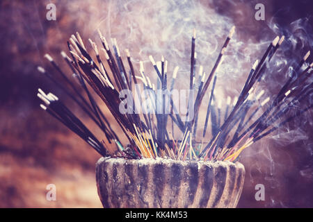 Tradizionale stick di incenso al Tempio di Sri lanka Foto Stock