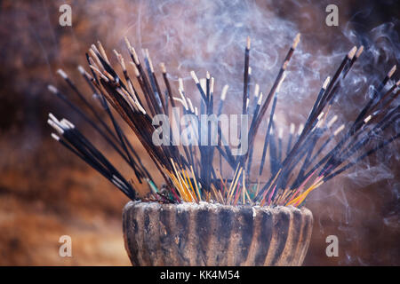 Tradizionale stick di incenso al Tempio di Sri lanka Foto Stock