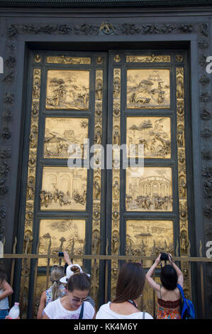 Porte est chiamato Porta del Paradiso (Cancelli del Paradiso) da Lorenzo Ghiberti del romanico fiorentino il Battistero di San Giovanni (Battistero di San Foto Stock