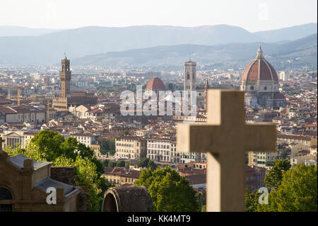 Cimitero delle Porte Sante davanti alla Basilica di San Miniato al Monte (Basilica di San Minias sulla montagna) e Palazzo Vecchio (l'antico municipio), Foto Stock