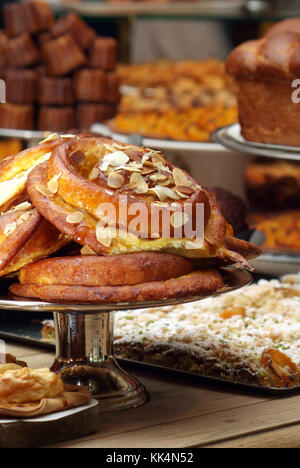 Lione (sud-est della Francia): 2006/11/14. Dolci e Pane nella vetrina del negozio di pasticceria "Boulangerie Jocteur" a Saint Rambert-l'ile-Barbe Foto Stock