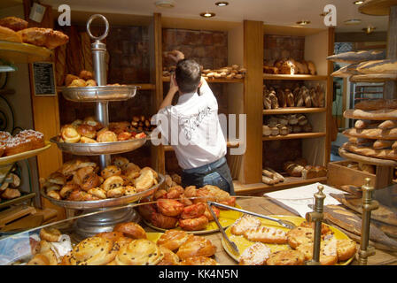 Lione (sud-est della Francia): 2006/11/14. Dolci e Pane nella vetrina del negozio di pasticceria "Boulangerie Jocteur" a Saint Rambert-l'ile-Barbe. Employe Foto Stock