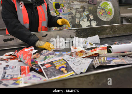 Rilleux-la-Pape (Centrale Francia orientale). Digitale Veolia domestico impianto di smistamento. Ordinamento manuale. Dettaglio.Caption locale *** . Foto Stock