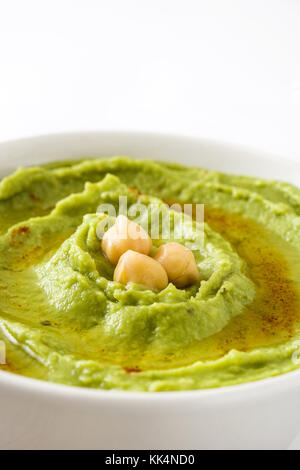 Avocado hummus nel recipiente isolato su sfondo bianco Foto Stock