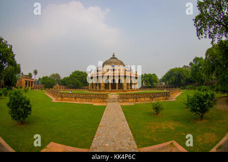 Delhi, India - 19 settembre 2017: la splendida vista della tomba di isa khan niazi nella tomba humayum complessa, New Delhi, India, effetto fish-eye Foto Stock