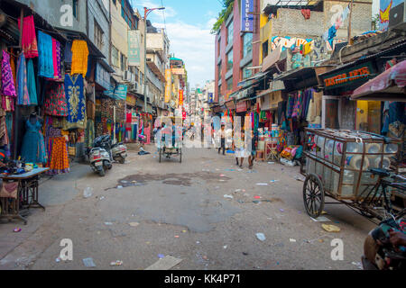 Delhi, India - 25 settembre 2017: unidentified gente camminare in una strada sporca in Paharganj, Delhi con rickshaws e un'auto-risciò. Delhi è la seconda città più popolosa in India dopo mumbai Foto Stock