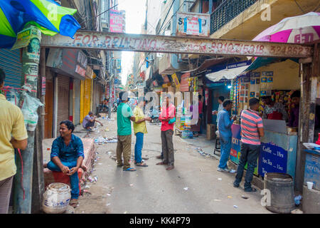 Delhi, India - 25 settembre 2017: persone non identificate nei pressi di un cibo negozi in paharganj delhi con acquirenti musulmano Foto Stock