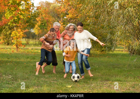 La grande famiglia giocando a calcio Foto Stock