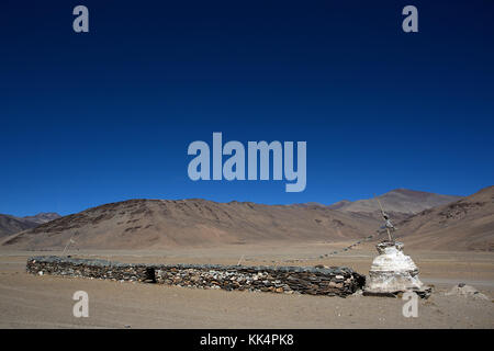 Stupa sulla strada da Tanglang La pass nel paesaggio secco dove vivono nomadi, Ladakh, Jammu e Kashmir in India. Foto Stock