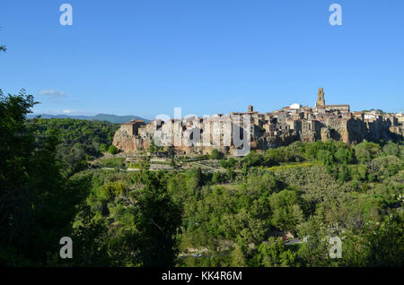Italia; TOSCANA: Pitigliano. Che sovrastano la valle del fiume Lente, la città medievale di Pitigliano su una rupe di tufo. Vista generale del villaggio Foto Stock