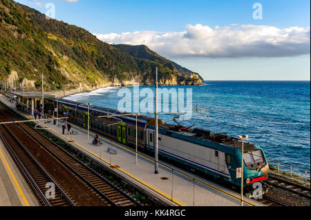 L'Italia. Liguria. Parco Nazionale delle Cinque Terre Sito Patrimonio Mondiale dell'UNESCO. In treno Stazione di Corniglia Foto Stock