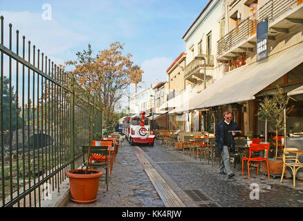 Athens, Grecia - 31 dicembre 2011: Plaka è il luogo perfetto per trascorrere il tempo in un accogliente bar con gustosi piatti locali o di salire su un treno turistico Foto Stock