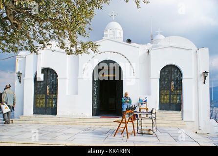 Athens, Grecia - 31 dicembre 2011: il bianco cappella di St George sulla sommità del monte lycabettus è uno dei punti di riferimento della città, il 31 dicembre in un Foto Stock