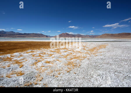 Paesaggio arido e strati di sale su una limpida giornata autunnale a una fluttuazione di Salt Lake Tso Kar, Ladakh, India Foto Stock