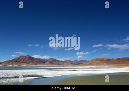 Paesaggio arido e strati di sale su una limpida giornata autunnale a una fluttuazione di Salt Lake Tso Kar, Ladakh, India Foto Stock