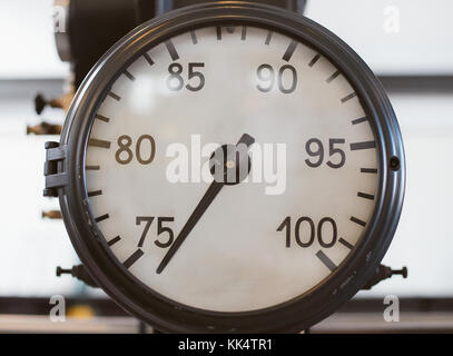 Vista ravvicinata del vecchio vacuometro vintage. Foto Stock