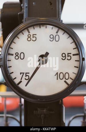 Vista ravvicinata del vecchio vacuometro vintage. Foto Stock