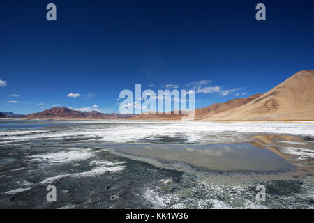 Paesaggio arido e strati di sale su una limpida giornata autunnale a una fluttuazione di Salt Lake Tso Kar, Ladakh, India Foto Stock